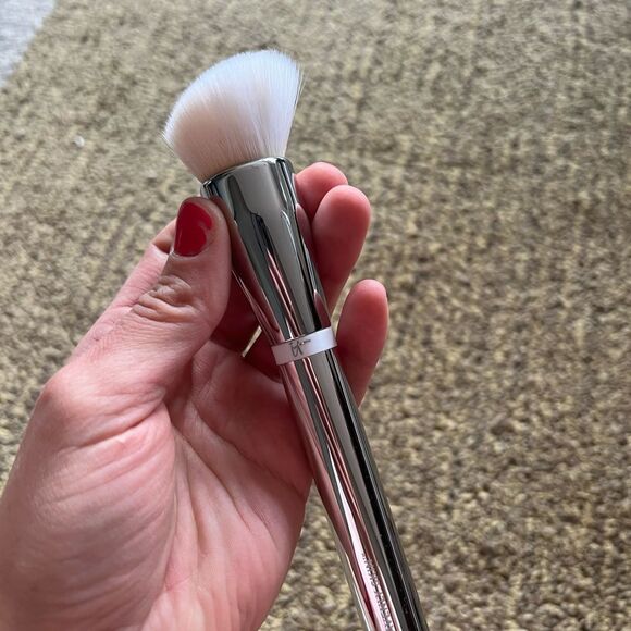 It cosmetics Skin Smoothing Complexion Brush - Picture 4 of 8